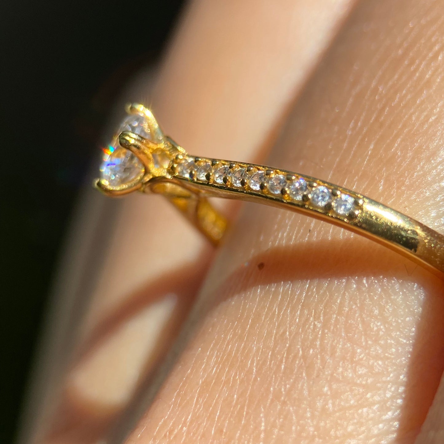 Arnel ring in 18k yellow gold with zirconias
